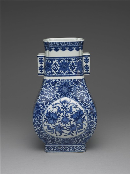 青花福壽紋貫耳瓶