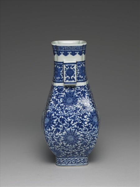 青花福壽紋貫耳瓶