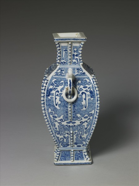 青花出戟雙環方瓶