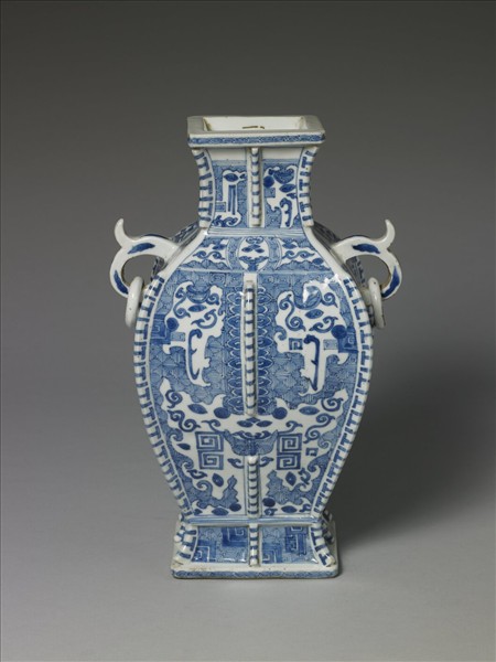 青花出戟雙環方瓶