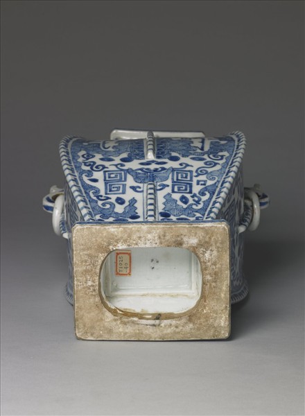 青花出戟雙環方瓶