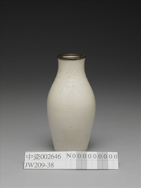 臨川窯 白瓷劃花獸首紋橄欖瓶