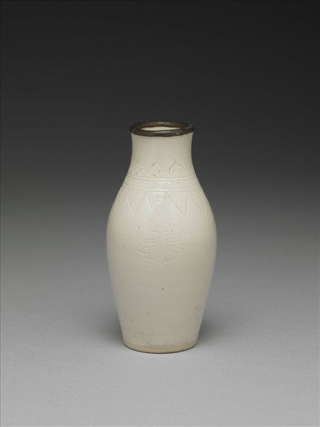 臨川窯 白瓷劃花獸首紋橄欖瓶