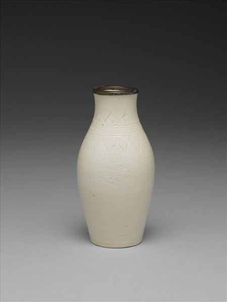 臨川窯 白瓷劃花獸首紋橄欖瓶