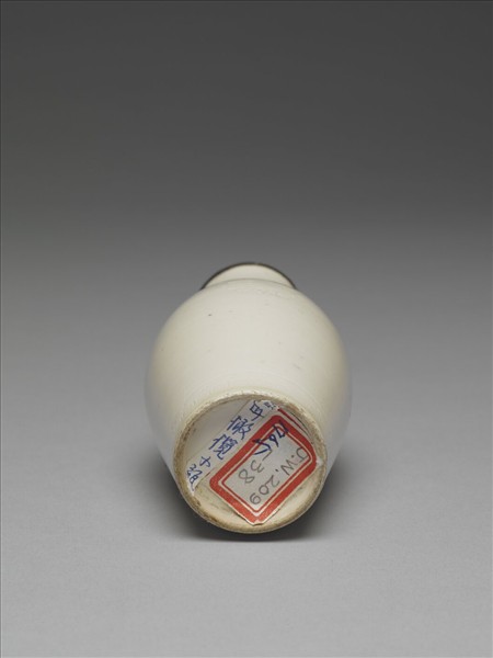 臨川窯 白瓷劃花獸首紋橄欖瓶