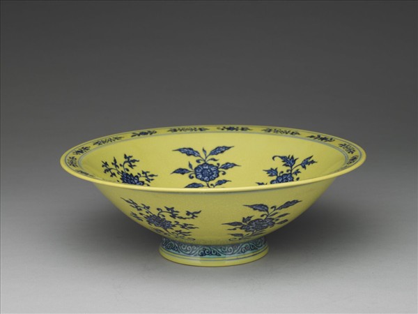 青花黃地花卉紋碗