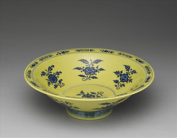青花黃地花卉紋碗