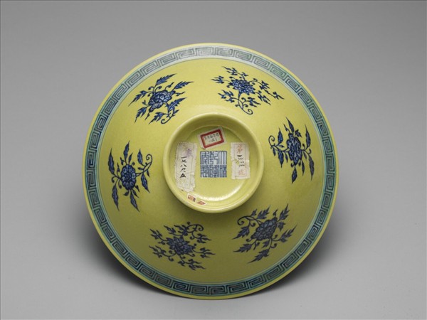 青花黃地花卉紋碗
