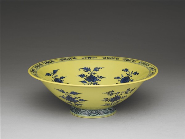 青花黃地花卉紋碗
