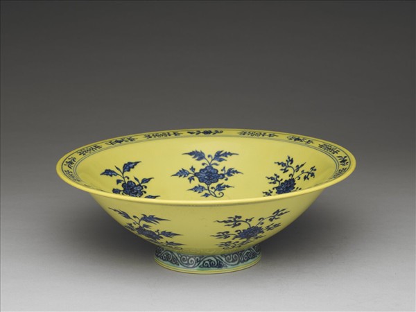 青花黃地花卉紋碗