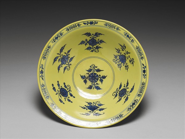 青花黃地花卉紋碗