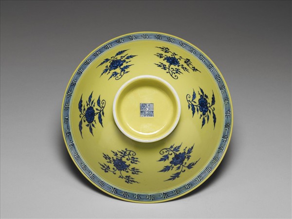 青花黃地花卉紋碗