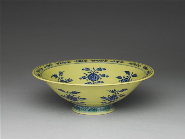 青花黃地花卉紋碗