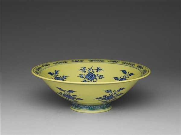 青花黃地花卉紋碗