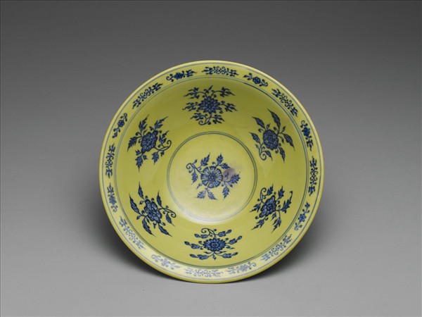 青花黃地花卉紋碗