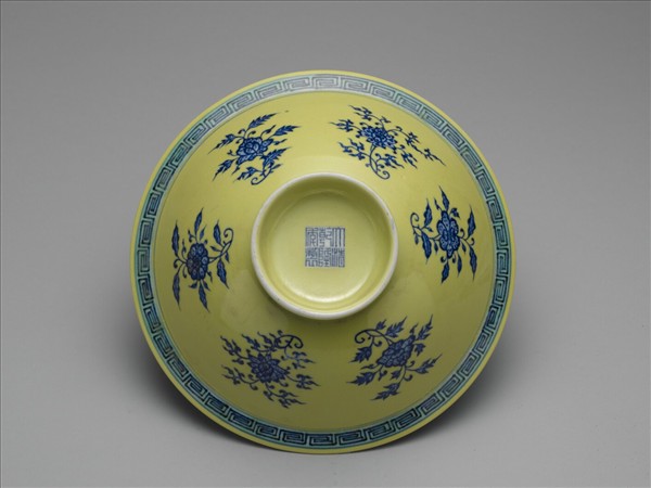 青花黃地花卉紋碗