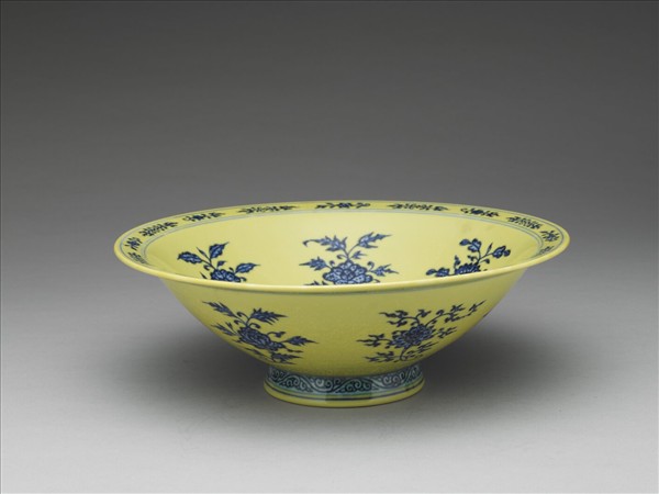 青花黃地花卉紋碗
