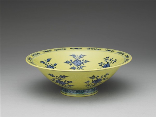 青花黃地花卉紋碗