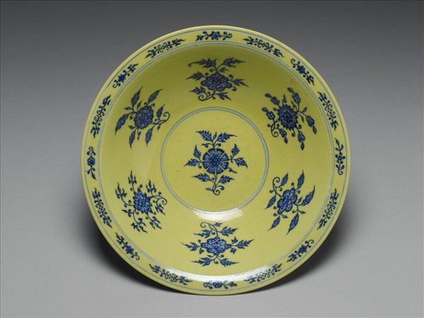青花黃地花卉紋碗