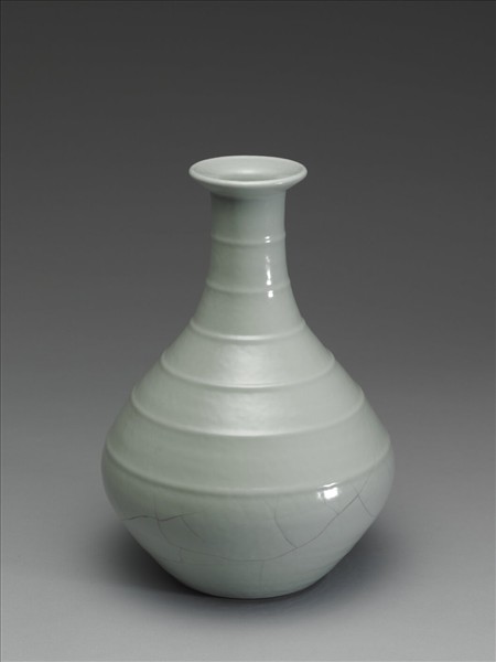 青瓷盤口弦紋瓶