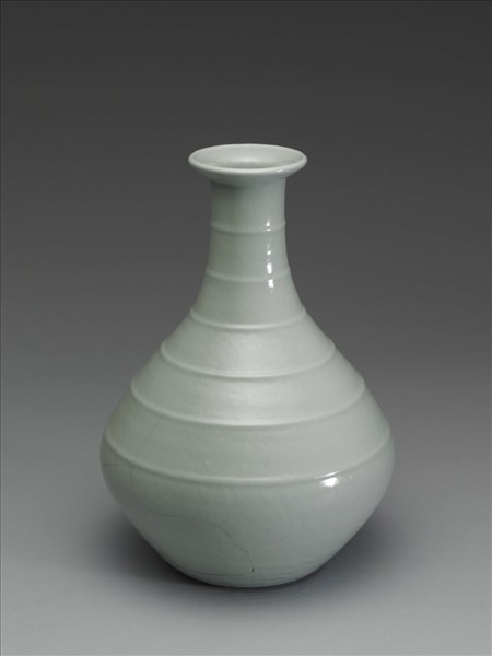 青瓷盤口弦紋瓶