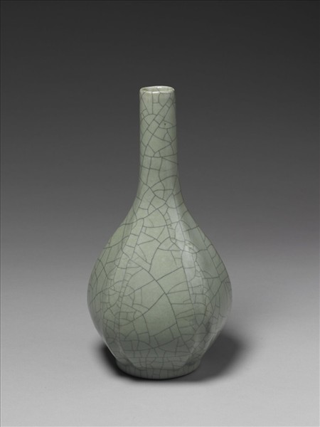 青瓷瓜楞瓶