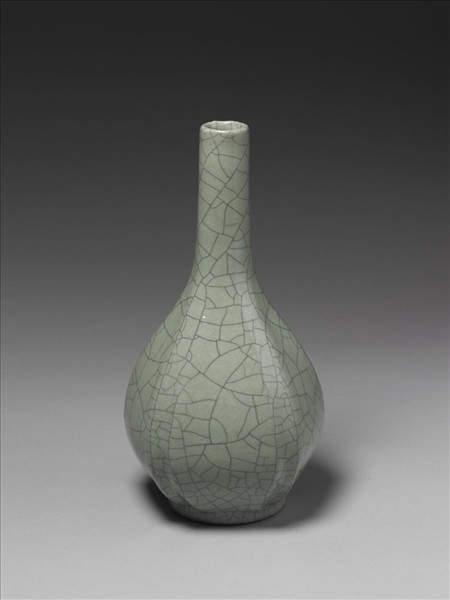 青瓷瓜楞瓶