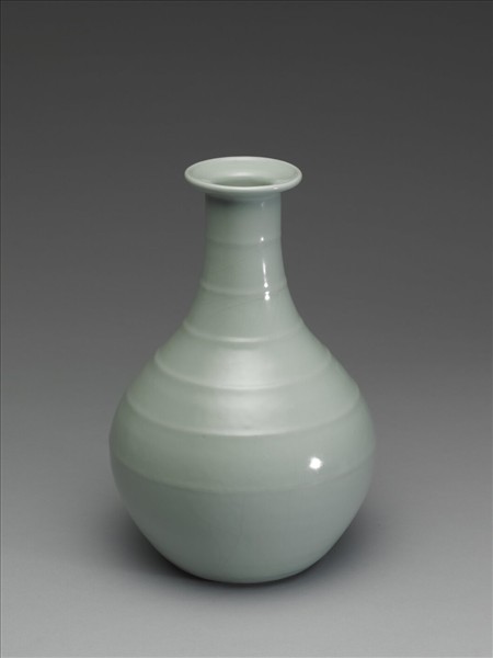 青瓷盤口弦紋瓶