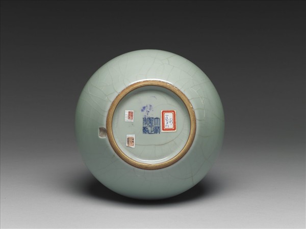 青瓷盤口弦紋瓶