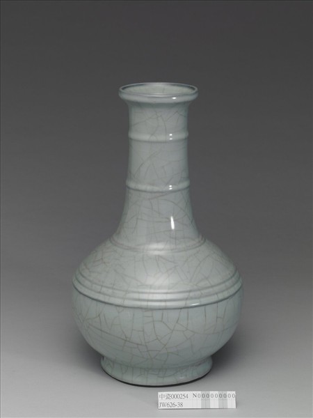 青瓷穿帶弦紋瓶