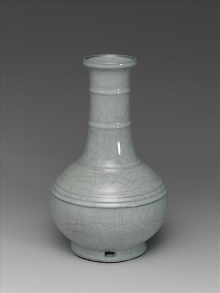 青瓷穿帶弦紋瓶