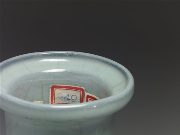 青瓷穿帶弦紋瓶