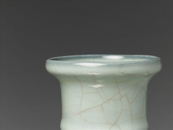 青瓷穿帶弦紋瓶