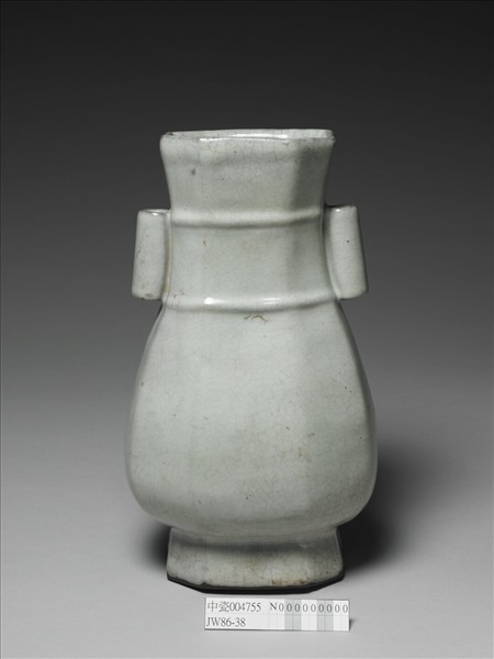 青瓷貫耳八楞瓶