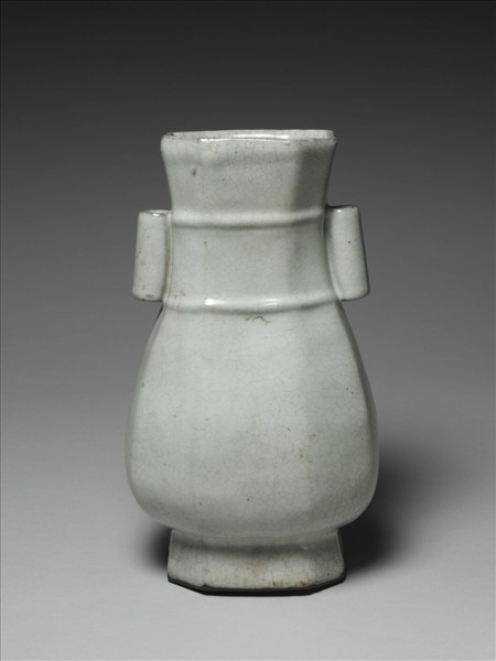 青瓷貫耳八楞瓶