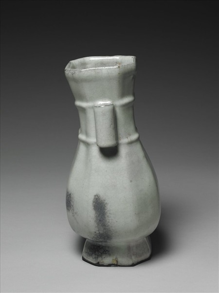 青瓷貫耳八楞瓶