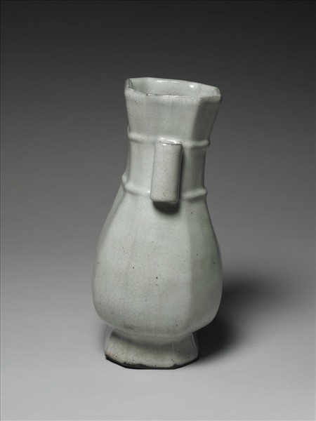 青瓷貫耳八楞瓶