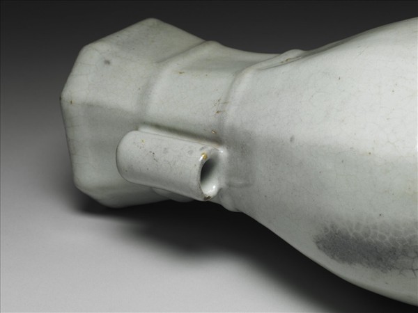 青瓷貫耳八楞瓶