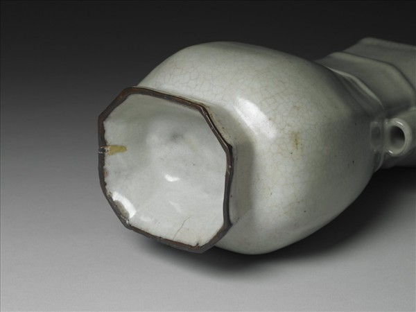 青瓷貫耳八楞瓶