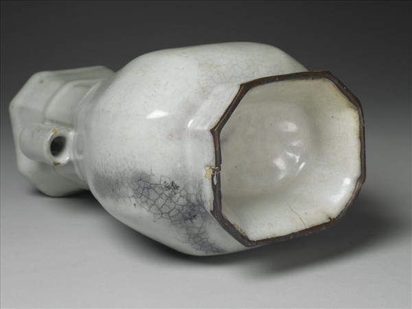 青瓷貫耳八楞瓶