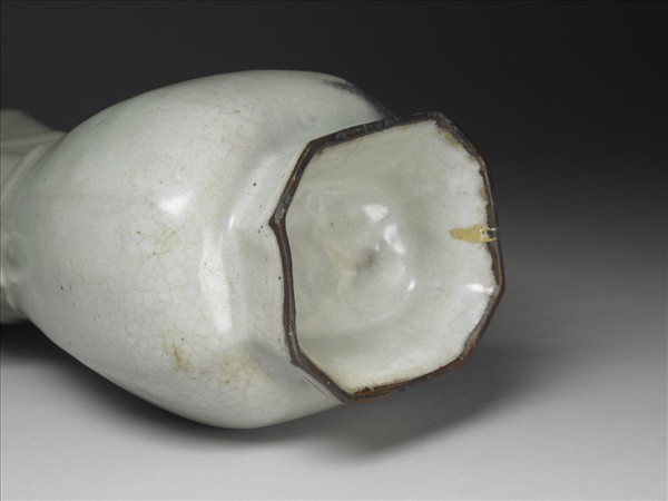 青瓷貫耳八楞瓶