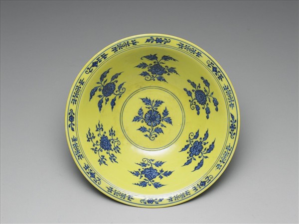 青花黃地花卉紋碗