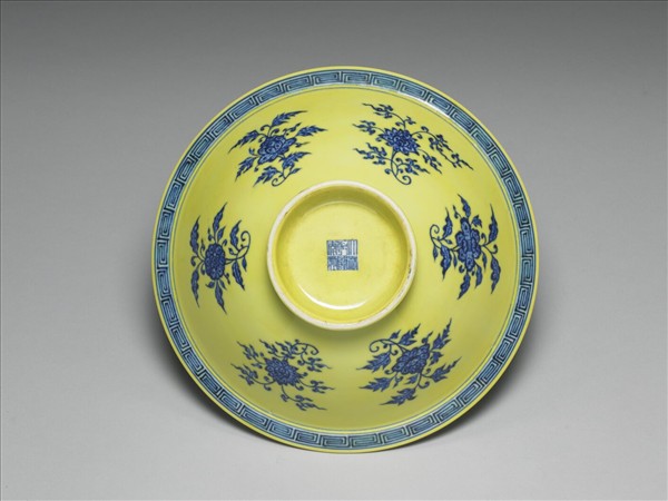 青花黃地花卉紋碗