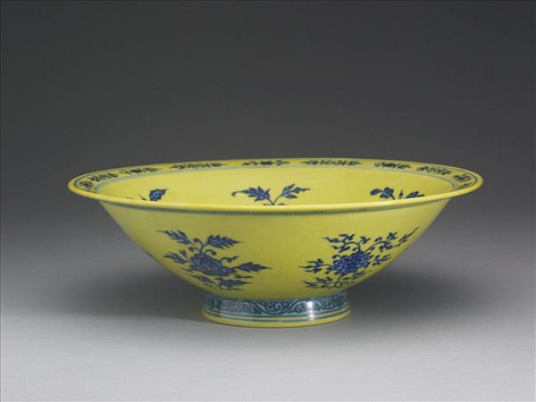 青花黃地花卉紋碗