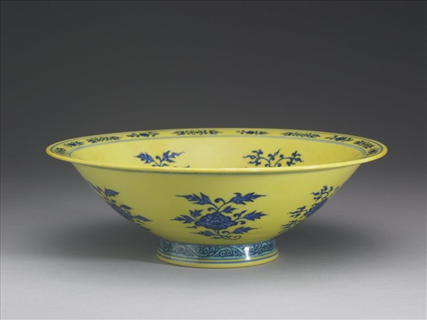 青花黃地花卉紋碗