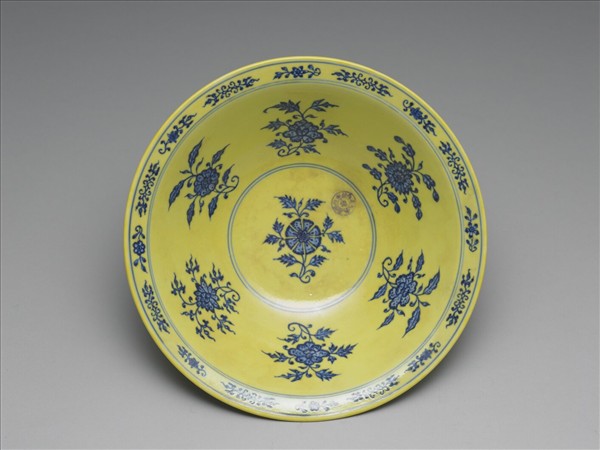青花黃地花卉紋碗