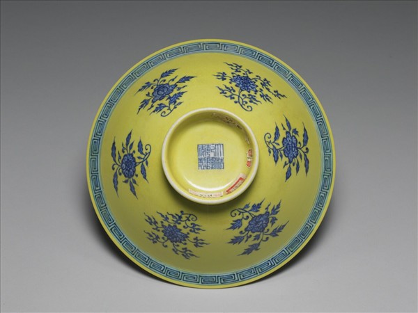 青花黃地花卉紋碗