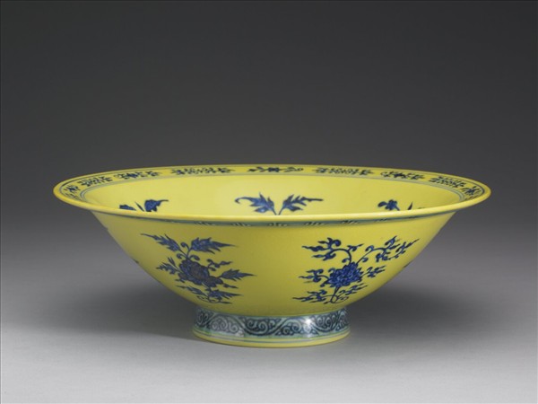 青花黃地花卉紋碗