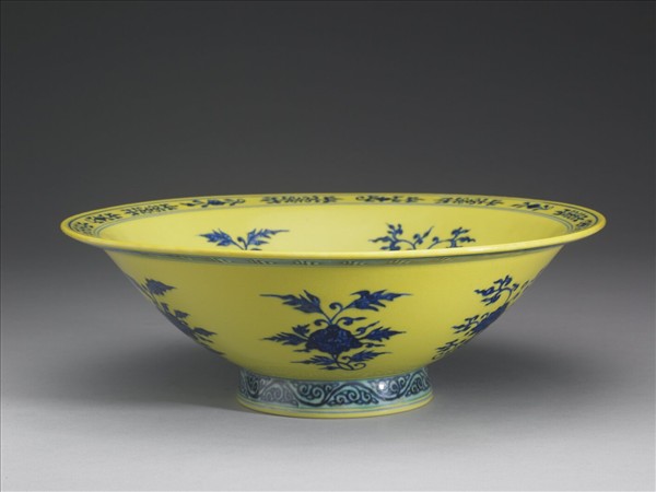 青花黃地花卉紋碗