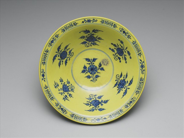 青花黃地花卉紋碗